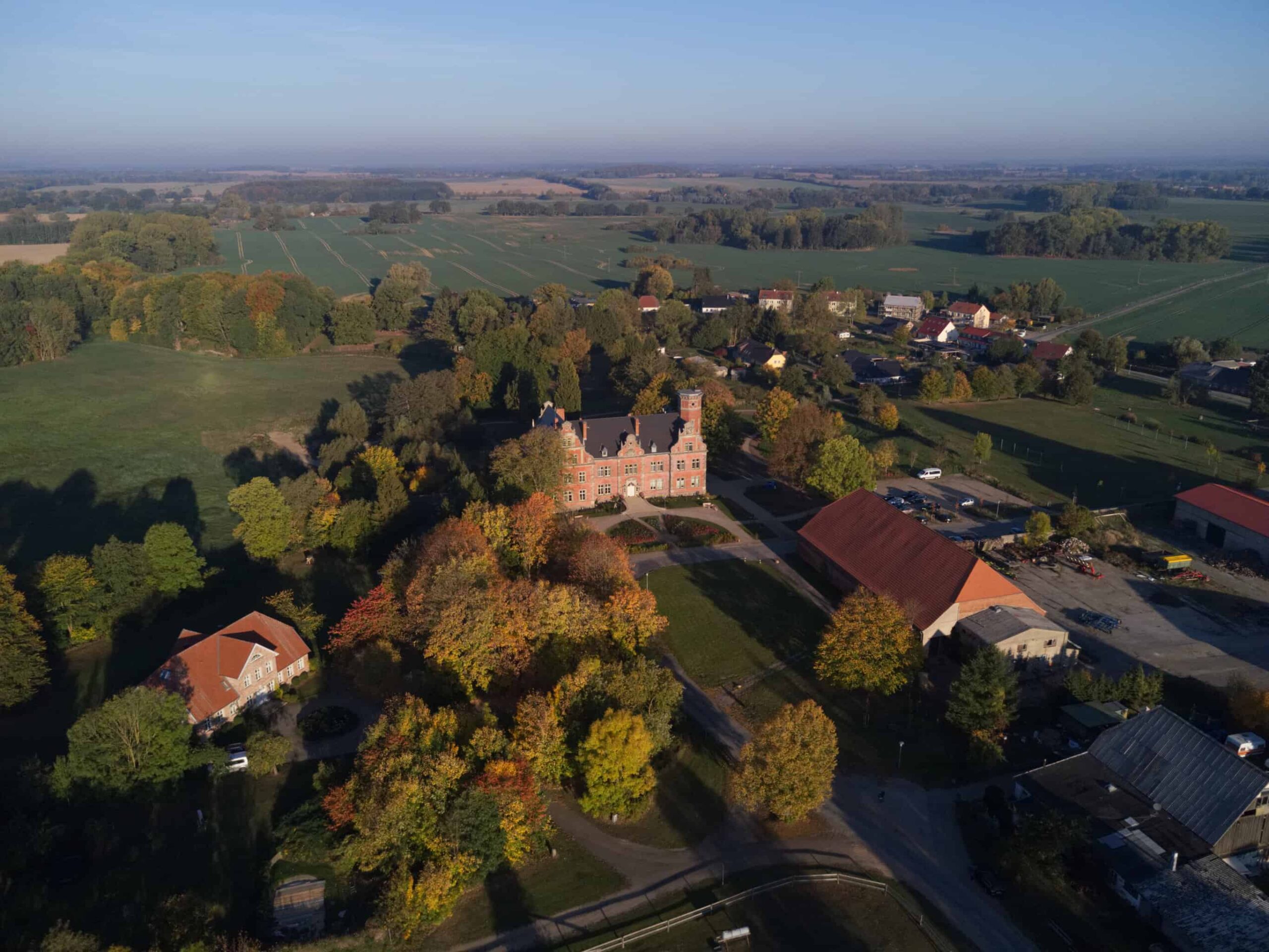 Schloss Bernstorf aus der Luft - Herbst 2018