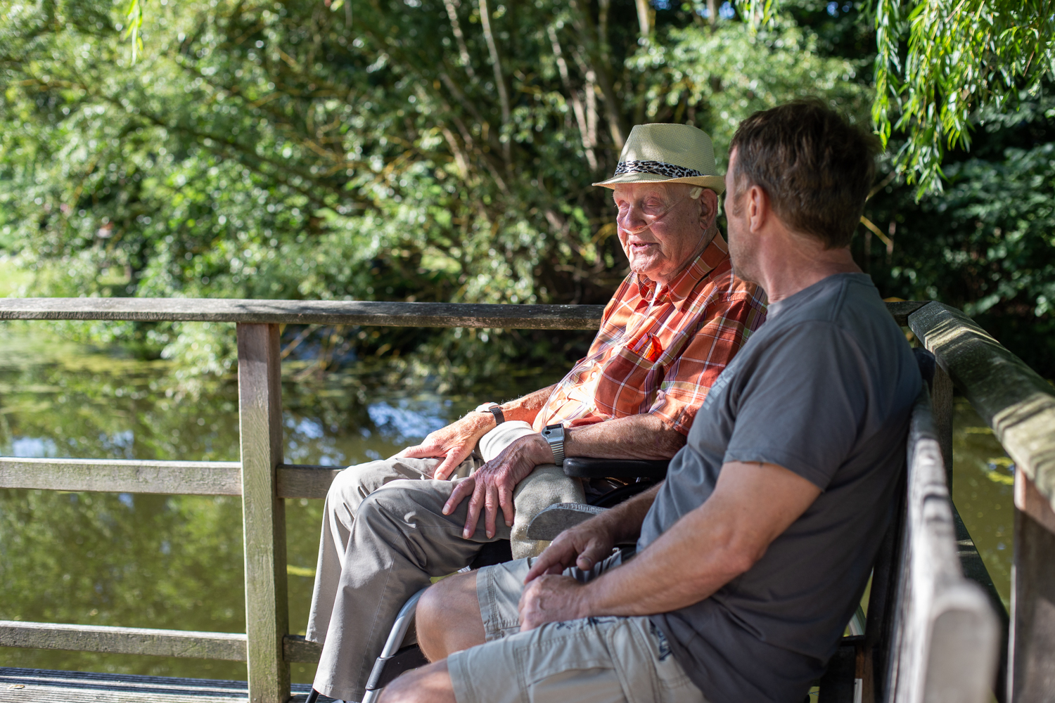 FAQs Hospiz Gast im Rollstuhl mit ehrenamtlichen Helfer