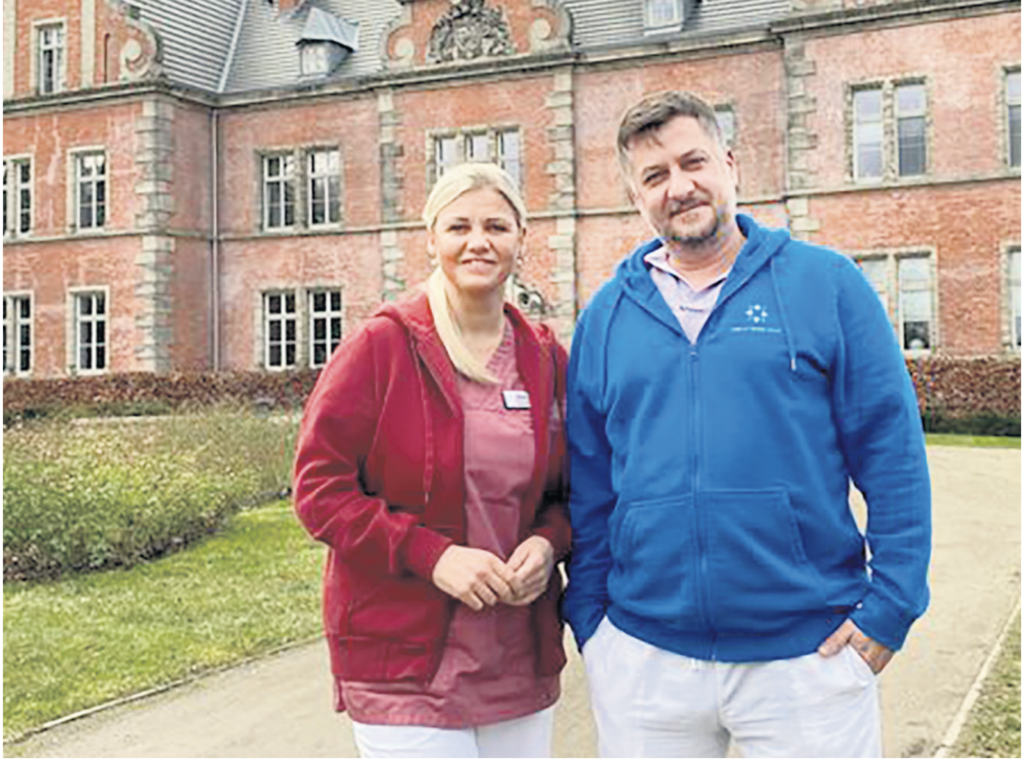 Zwei Palliativpfleger stehen vor dem Hospiz Schloss Bernstorf
